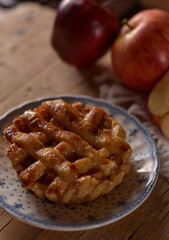 mini pie de manzana sobre una superficie de madera y manzanas. tradición Apple pie.  apple pie with fresh apples