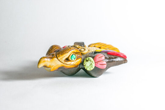 Silbato de &aacute;guila mexicana con ornamentos y piedras, m&eacute;xico 