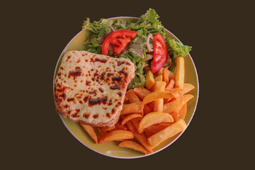 Croque-monsieur jambon béchamel frites salade