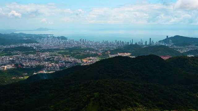 Hyperlapse da cidade de Balne&aacute;rio Cambori&uacute; a partir do Pico da Pedra. 4k. 
