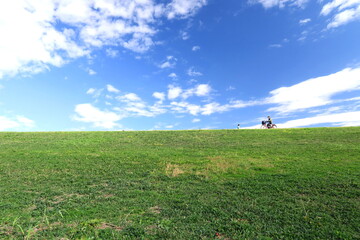 秋の除草された江戸川土手と青空