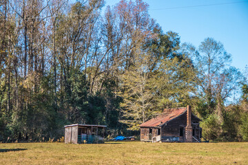 Obraz premium Old rustic abandoned house on a farm in rural Georgia