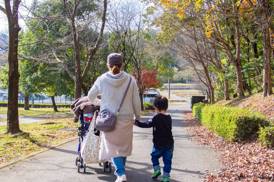 岐阜の公園を散歩する日本人の親子