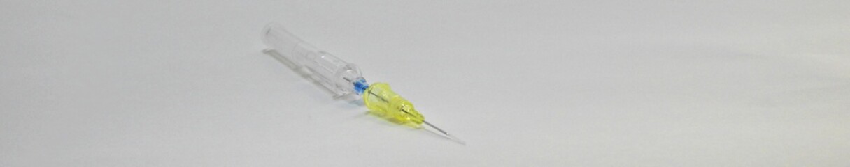 サーフロー針　留置針　点滴　サイズ24G  黄色