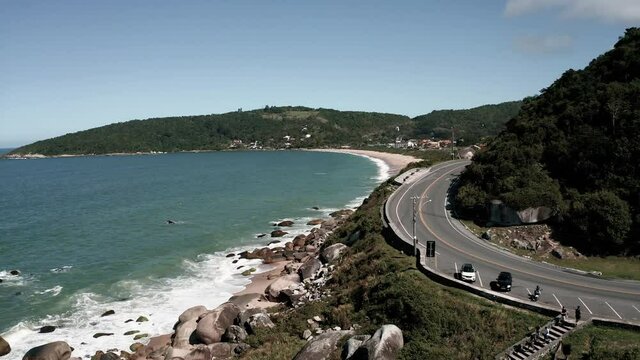 Passeio a&eacute;reo sobre as praias de Taquaras e Taquarinhas em Balne&aacute;rio Cambori&uacute;. SC. Brasil. Vista a&eacute;rea da Rodovia Interpraias. Aerial view de praia agreste. 
