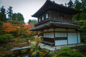 京都、銀閣寺（慈照寺）の観音殿と錦鏡池の秋景色