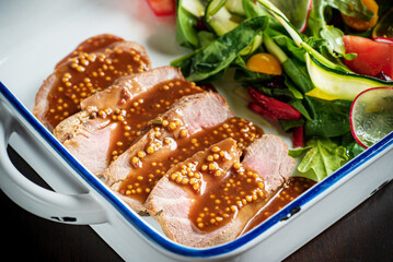 salad with roast beef and vegetables