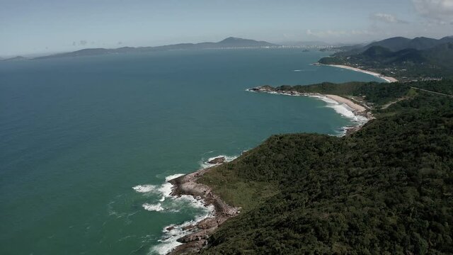 Vista a&eacute;rea sobre de praias Agrestes em Balne&aacute;rio Cambori&uacute;. SC. Brasil. Vista a&eacute;rea da Rodovia Interpraias. Aerial View de praias agrestes intocadas. 