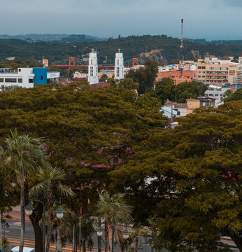 puente, iglesia y ciudad