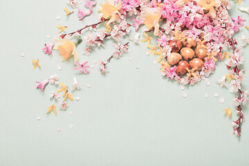 Obraz na płótnie Canvas Easter background with eggs and flowers
