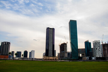 Obraz premium Modern buildings along the Dubai water canal, business bay district UAE.