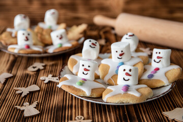 Plätzchen mit Marshmallows, Zuckerguss und Schokolinsen die aussehen wie geschmolzene...