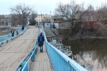 Fototapeta na wymiar bridge over the river in the city park
