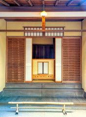 京都、旧三井家鴨川別邸の庭園の玄関