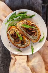 Bread with mushrooms and coottage cheese, arugula, pepper