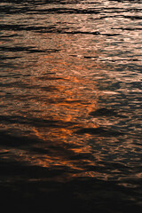 Odbicie zachodu słońca w rzece Wiśle