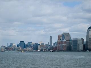 Fototapeta premium city skyline against cloudy sky