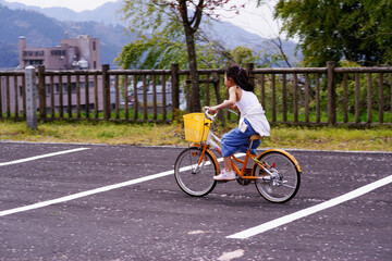 桜並木で自転車に乗る女の子