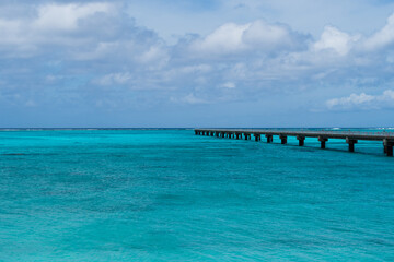 エメラルドグリーンの海と進入灯