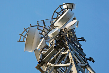 Antenna con ripetitori radio telefonici vista dal basso. 