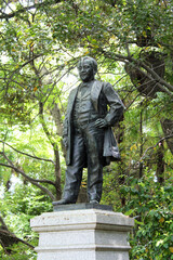 Fototapeta na wymiar 飛鳥山公園にある渋沢栄一の銅像