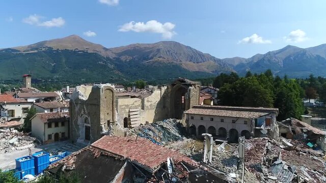 il centro storico di Amatrice distrutto dal sisma 2016
Le impressionanti immagini delle macerie riprese con un drone 
