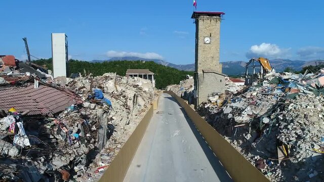 il centro storico di Amatrice distrutto dal sisma 2016
Le impressionanti immagini delle macerie riprese con un drone 