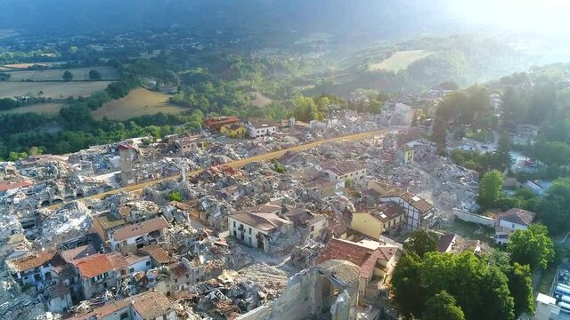 il centro storico di Amatrice distrutto dal sisma 2016
Le impressionanti immagini delle macerie riprese con un drone 