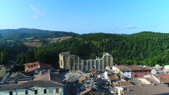 il centro storico di Amatrice distrutto dal sisma 2016
Le impressionanti immagini delle macerie riprese con un drone 