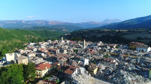 il centro storico di Amatrice distrutto dal sisma 2016
Le impressionanti immagini delle macerie riprese con un drone 