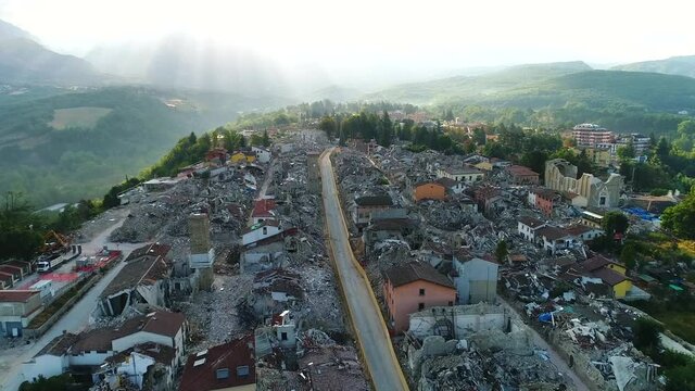 il centro storico di Amatrice distrutto dal sisma 2016
Le impressionanti immagini delle macerie riprese con un drone 