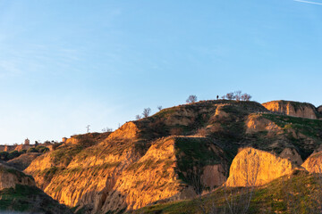 Fototapeta premium Bonito atardecer de la montaña situada muy cerca de la ciudad de Toro en Zamora. Siluetas de personas caminando por el monte.