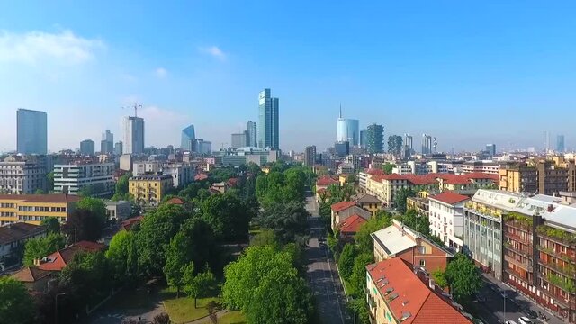 Lo skyline di Milano e la vista del quartiere degli affari di Porta Nuova in Italia. Ripresa aerea con drone