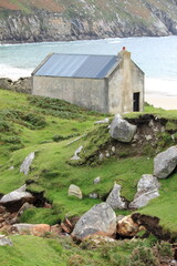 Obraz premium Little house in Keem Beach in Achill Island, Ireland