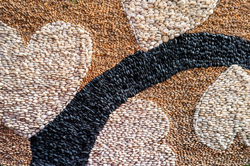 Gravel to decorate the garden wall.