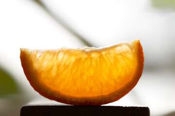 spicchio di mandarino su sfondo bianco