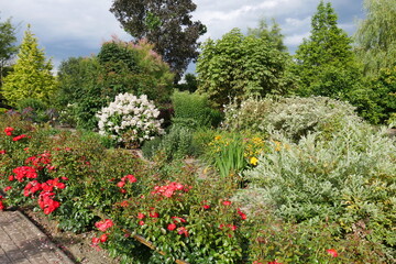 Blumen- und Blütenpracht im botanischen Garten als blühender Traumgarten, Paradiesgarten, Staudengarten und Parkanlage