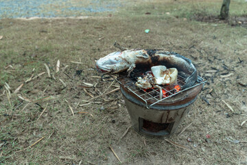 .Way of life of rural people Make a fire with dry twigs, dry leaves next to the house to bbq fresh fish