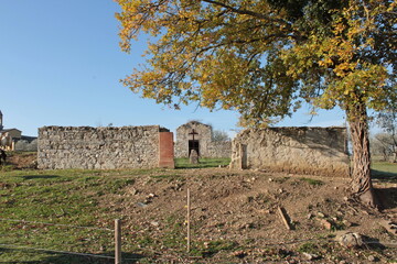 vecchio cimitero di campagna nel chianti trasformato in ricovero per pecore e capre