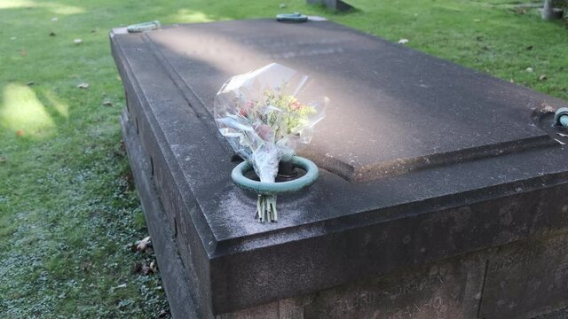 Tumba y flores