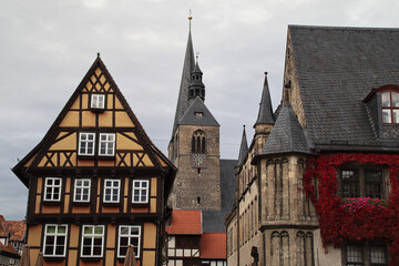 Fototapeta premium Blick auf das Rathaus und Kirche in Quedlinburg