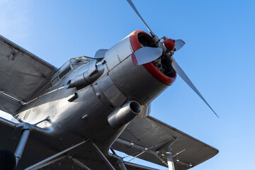 Fototapeta na wymiar Doppeldecker Flugzeug mit Propeller. Himmel im Hintergrund