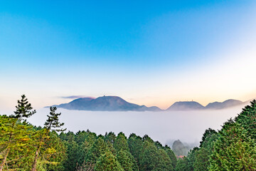 夜明けの雲海に包まれた芦ノ湖　神奈川県箱根町