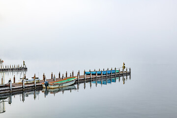早朝の朝霧に包まれた芦ノ湖と桟橋