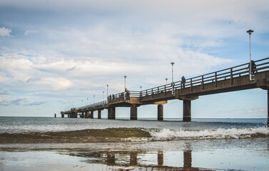 Fototapeta premium Wind und Wellen an der Seebrücke Ahlbeck