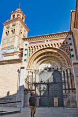 Obraz premium Taking a walk in front of the Mudejar style facade of Teruel Cathedral