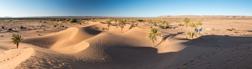 Panorama dans les dunes du d&eacute;sert marocain