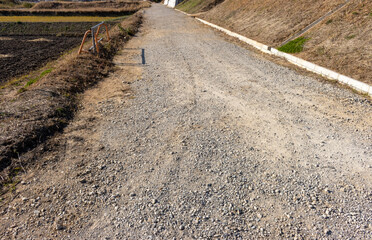 舗装される前の砂利の道路の写真