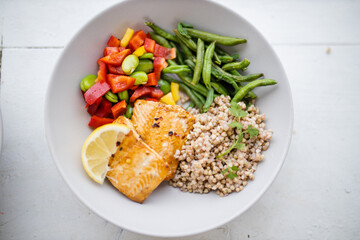 Salmon and buckwheat dish with green beans and tomato