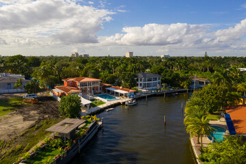 Fototapeta na wymiar Luxury Miami homes on a canal